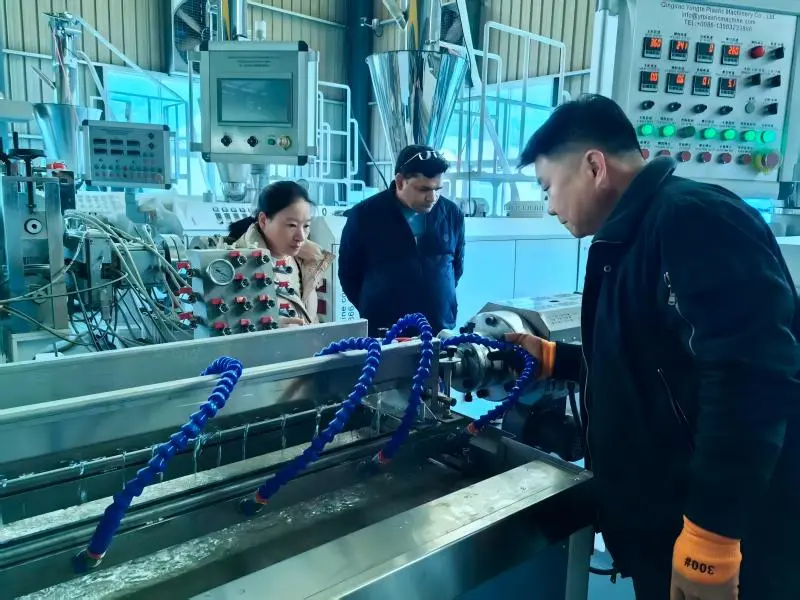 インドの顧客向けに現場で稼働するゴム製灌漑パイプ機械