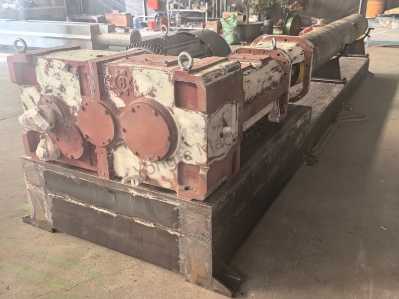 生産時に廃棄されるプラスチックフィルムをリサイクルする高効率平行二軸押出機