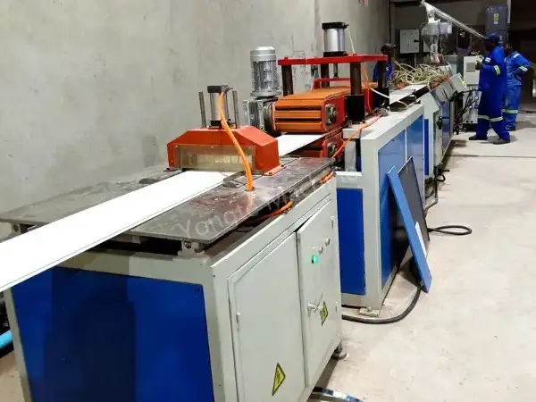アフリカのPVC天井製造機