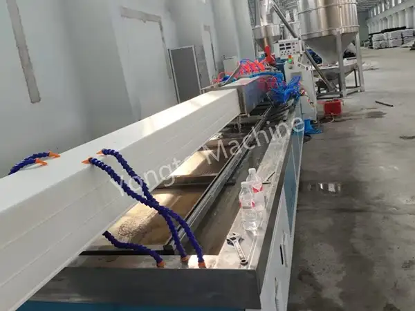 中国PVC雨どいプロファイル製造機