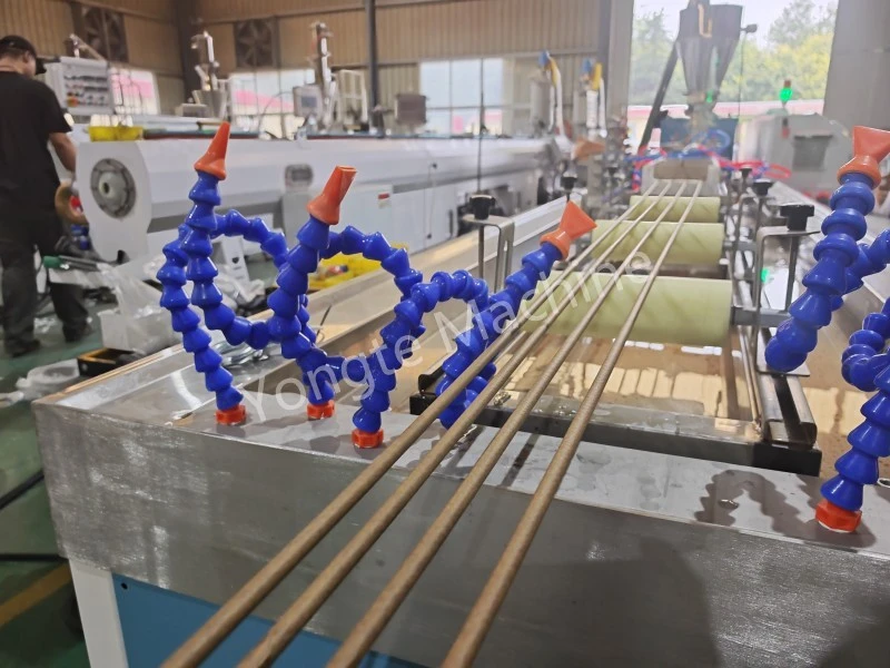 4 つのキャビティを備えた中国 WPC パイプ製造機