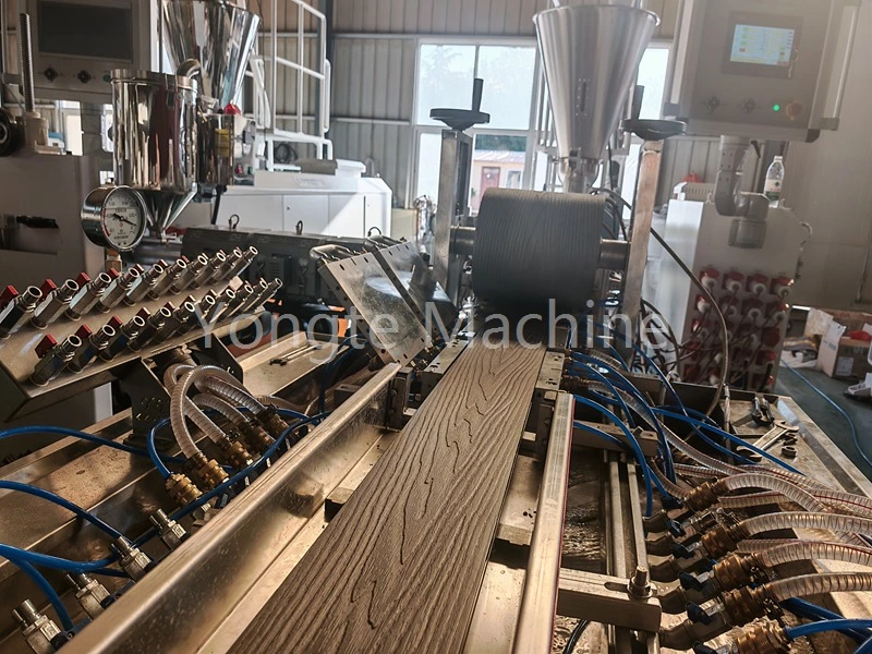 プラスチック廃棄物を WPC プロファイルに加工する機械