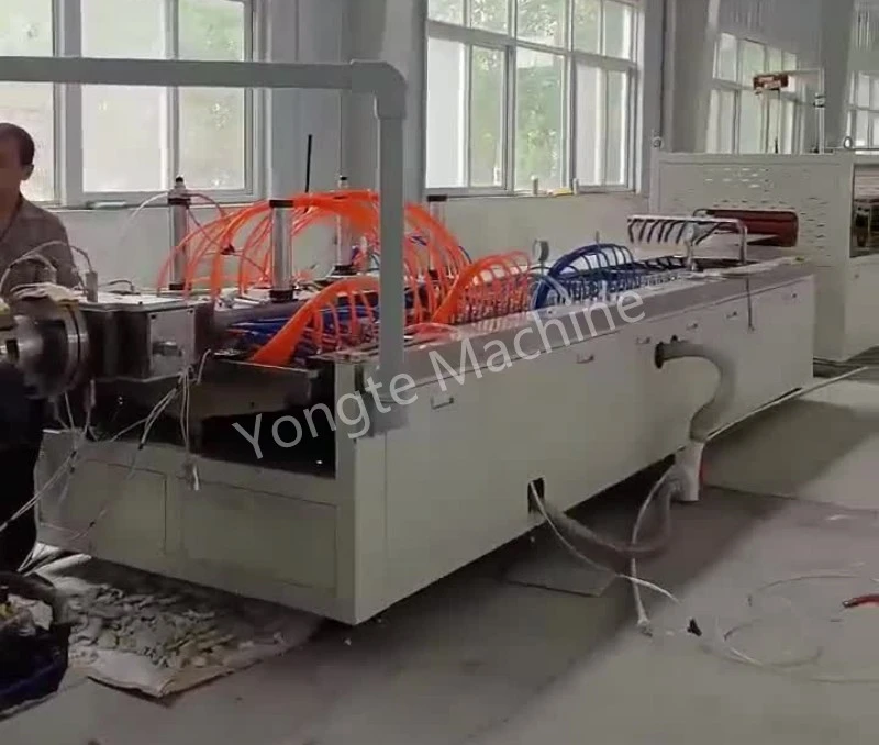中国でPVC壁パネル押出ラインの設置に成功