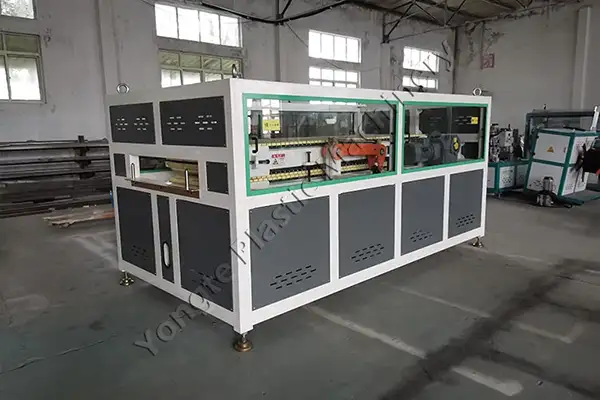 ロシアの WPC ドア製造機