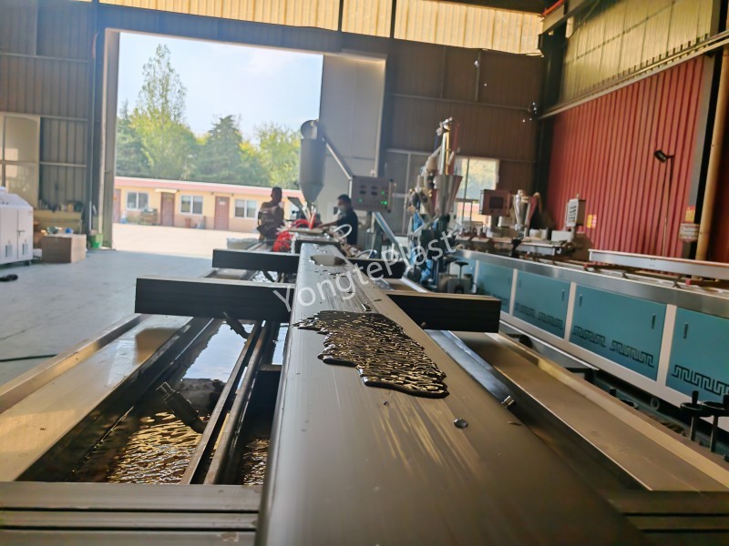 固体プラスチック製材製造機